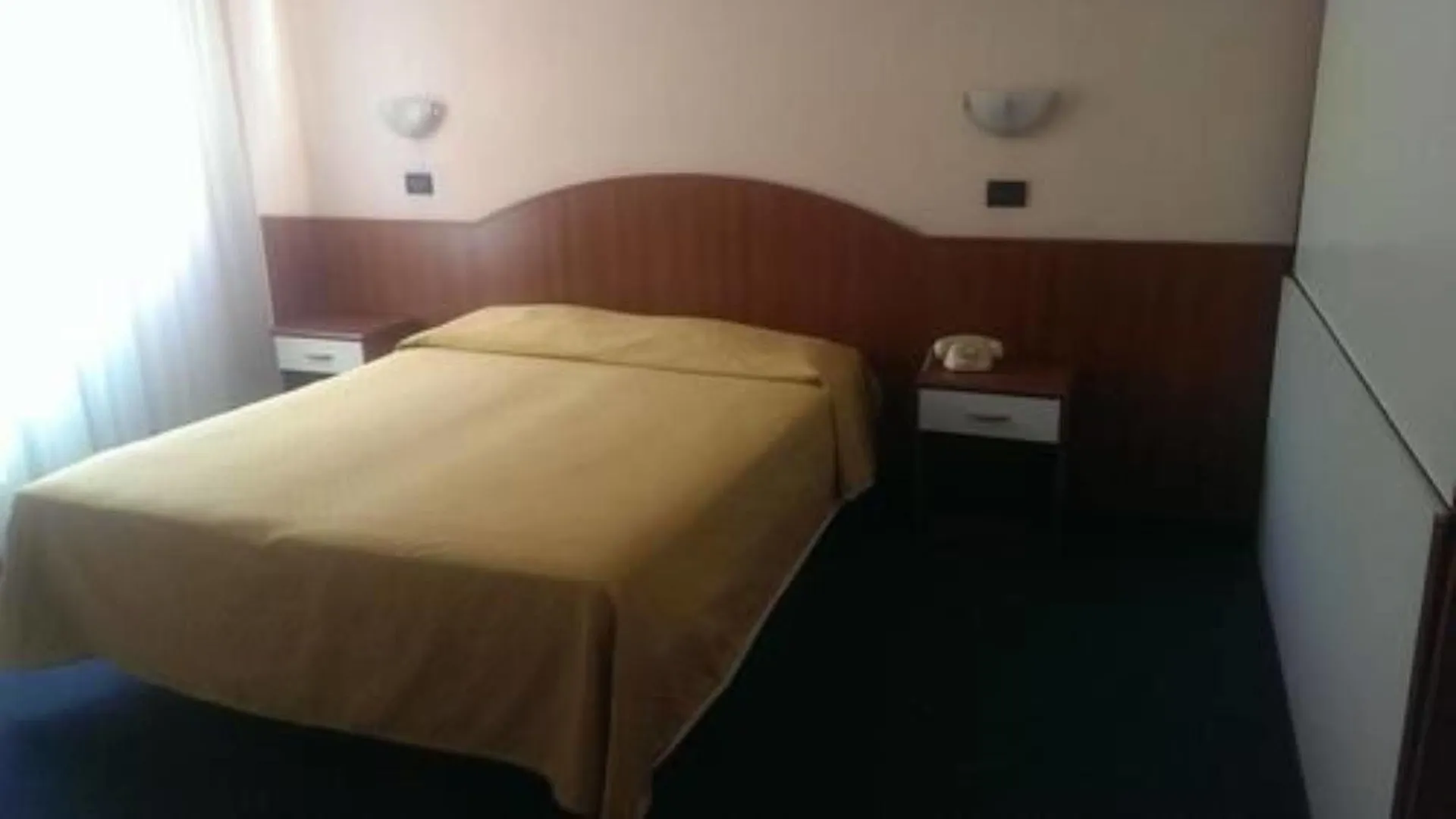 Hotel Cortina Garda  2*, Garda (Verona)